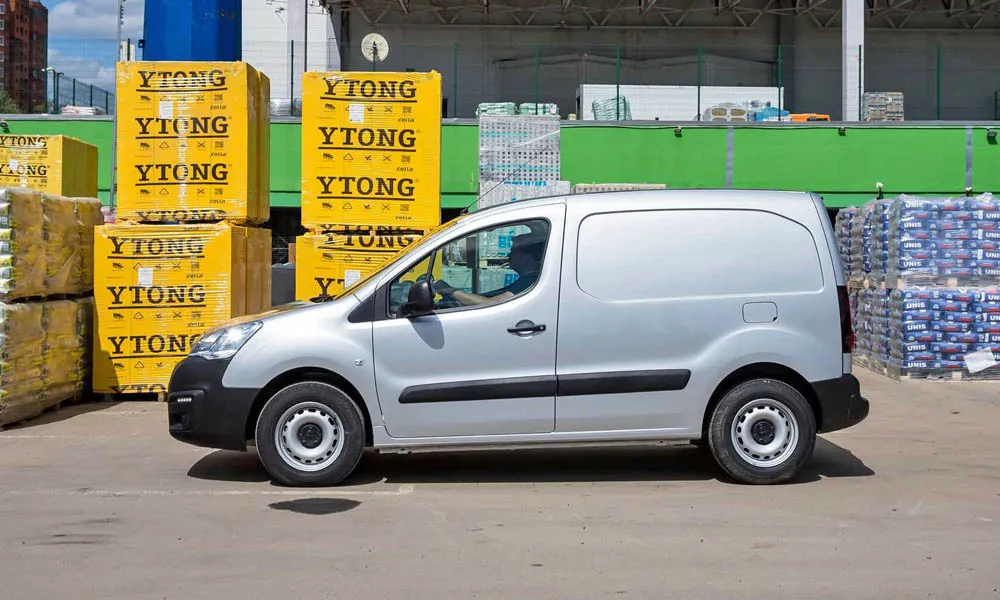 Фото Peugeot Partner — вид сбоку, фото 5. Серебристый кузов в профиль — пропорции, высота посадки и дизайн дисков Peugeot Partner — вид сбоку, фото 5