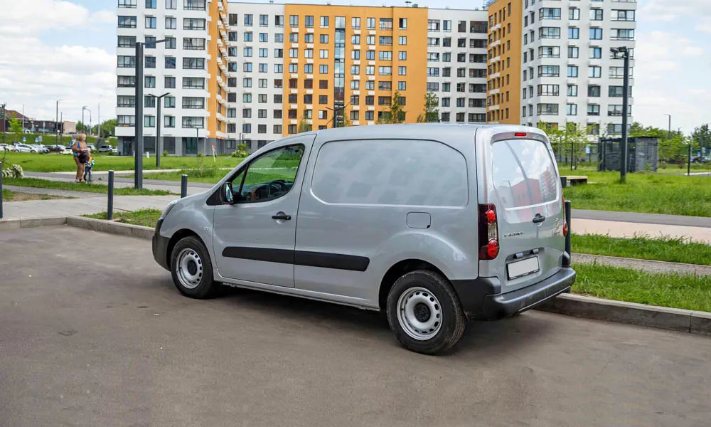 Фото Peugeot Partner — вид сбоку, фото 6. Профиль в сером цвете: соотношение колёсной базы и свесов. Длинная база — простор второго ряда; короткие свесы упрощают парковку Peugeot Partner — вид сбоку, фото 6