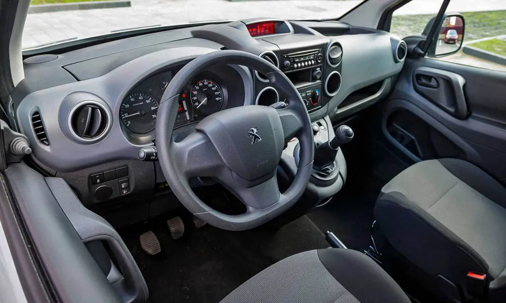 Фото Peugeot Partner — руль. Обшивка обода и компоновка спиц крупным планом. Обогрев обода — опция, которую оценят зимой Peugeot Partner — руль