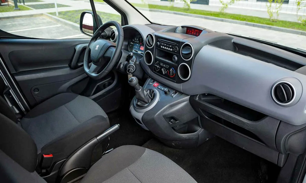 Фото Peugeot Partner — руль, фото 2. Обшивка обода и компоновка спиц крупным планом. Обогрев обода — опция, которую оценят зимой Peugeot Partner — руль, фото 2