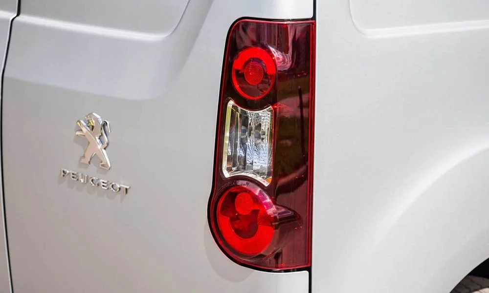 Фото Peugeot Partner — задние фонари. Графика секций крупным планом — ночная подпись модели. Динамические поворотники с бегущей индикацией встречаются в старших комплектациях Peugeot Partner — задние фонари