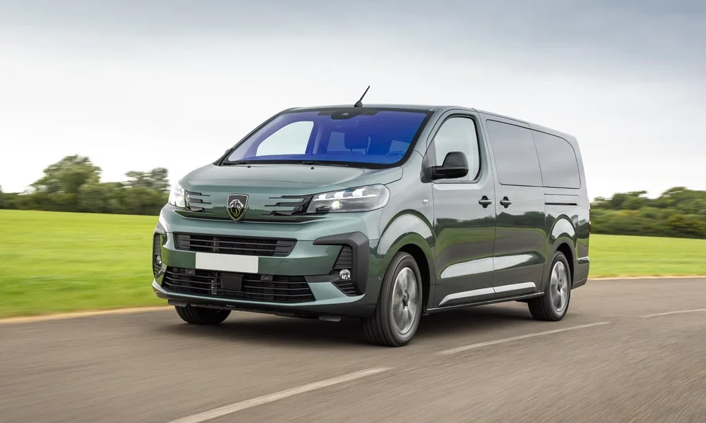 Фото Peugeot Traveller (2024) — вид спереди, фото 3. Оптика, решётка и бампер — первое впечатление о модели Peugeot Traveller (2024) — вид спереди, фото 3