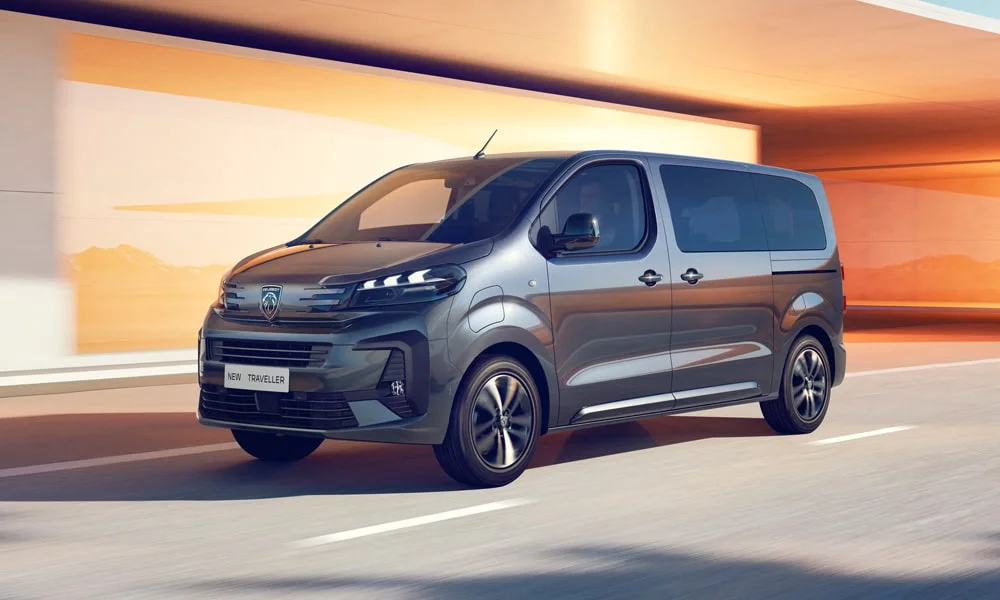 Фото Peugeot Traveller (2024) — вид спереди, фото 7. Кузов в сером цвете: рисунок оптики и решётки задаёт узнаваемое «лицо» модели Peugeot Traveller (2024) — вид спереди, фото 7
