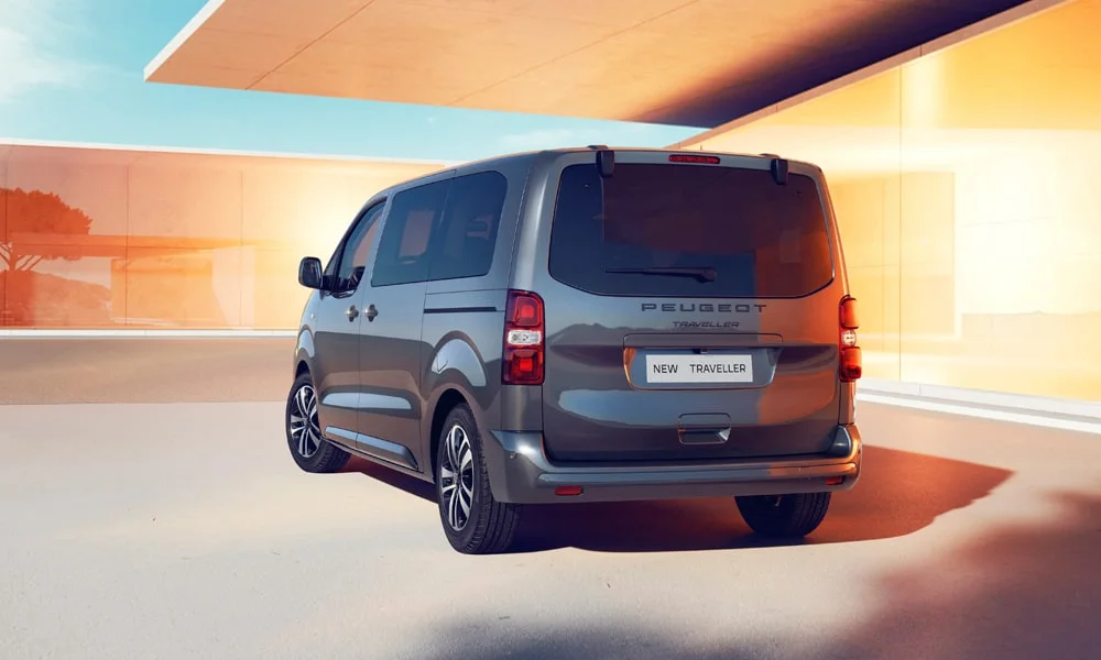 Фото Peugeot Traveller (2024) — вид сзади, фото 7. Линия крыши, стойки и задняя дверь в сером исполнении Peugeot Traveller (2024) — вид сзади, фото 7