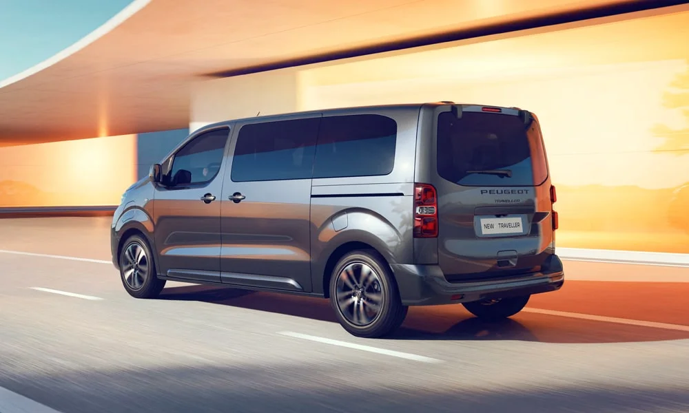 Фото Peugeot Traveller (2024) — вид сзади, фото 8. Графика фонарей, бампер и оформление пятой двери. Светодиодная полоса или раздельные секции — задняя оптика стала главным украшением кормы Peugeot Traveller (2024) — вид сзади, фото 8