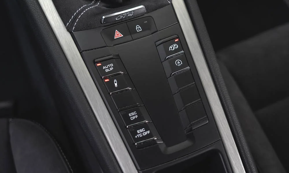 Фото Porsche 718 Cayman GT4 RS (2024) — кнопки управления. Кнопки и переключатели: физическое управление частыми функциями. Физические клавиши быстрее сенсорных меню — важно в движении Porsche 718 Cayman GT4 RS (2024) — кнопки управления
