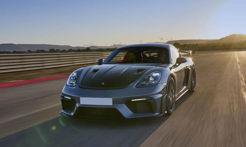 Фото Porsche 718 Cayman GT4 RS (2024) — вид спереди, фото 8. Оптика, решётка и бампер — первое впечатление о модели Porsche 718 Cayman GT4 RS (2024) — вид спереди, фото 8
