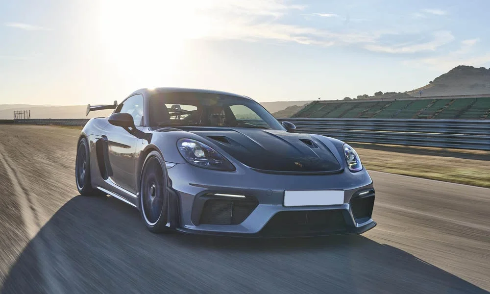 Фото Porsche 718 Cayman GT4 RS (2024) — вид спереди, фото 9. Кузов в сером цвете: рисунок оптики и решётки задаёт узнаваемое «лицо» модели Porsche 718 Cayman GT4 RS (2024) — вид спереди, фото 9