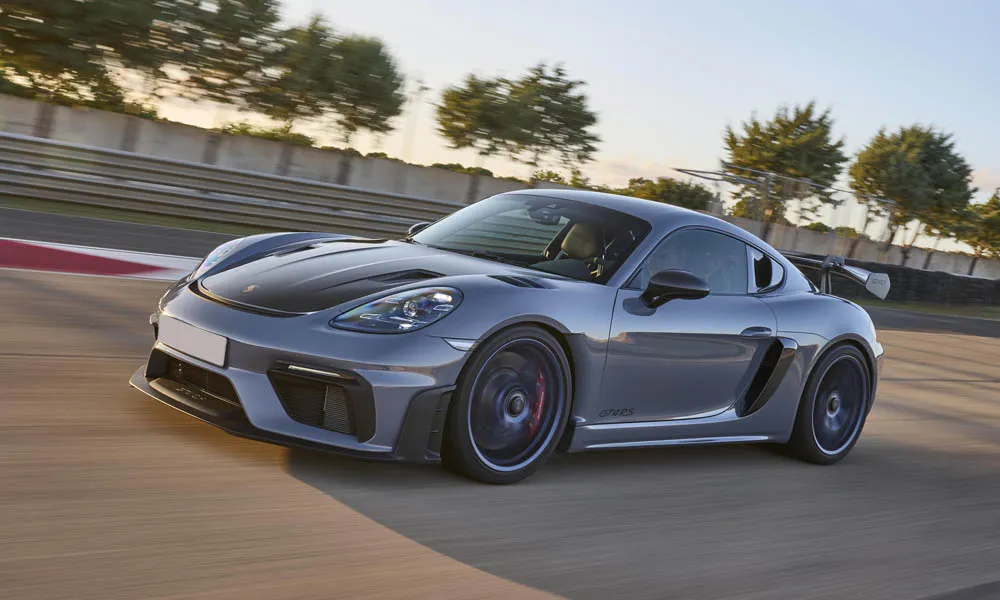 Фото Porsche 718 Cayman GT4 RS (2024) — вид спереди, фото 10. Оптика, решётка и бампер — первое впечатление о модели. Дневные ходовые огни включаются автоматически с запуском Porsche 718 Cayman GT4 RS (2024) — вид спереди, фото 10