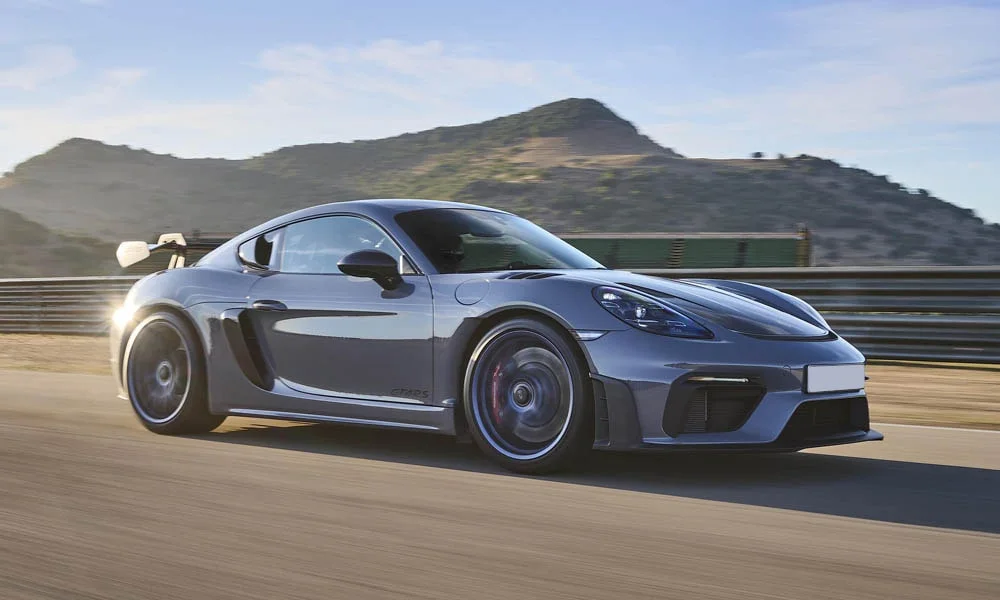 Фото Porsche 718 Cayman GT4 RS (2024) — вид спереди, фото 11. Анфас: пропорции капота, посадка кузова и графика ходовых огней Porsche 718 Cayman GT4 RS (2024) — вид спереди, фото 11