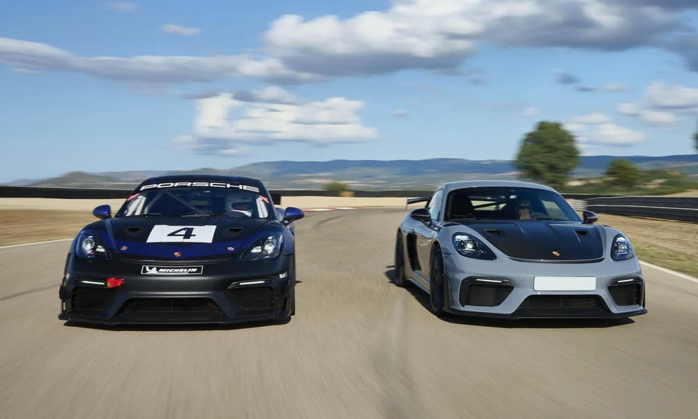 Фото Porsche 718 Cayman GT4 RS (2024) — вид спереди, фото 12. Оптика, решётка и бампер — первое впечатление о модели Porsche 718 Cayman GT4 RS (2024) — вид спереди, фото 12
