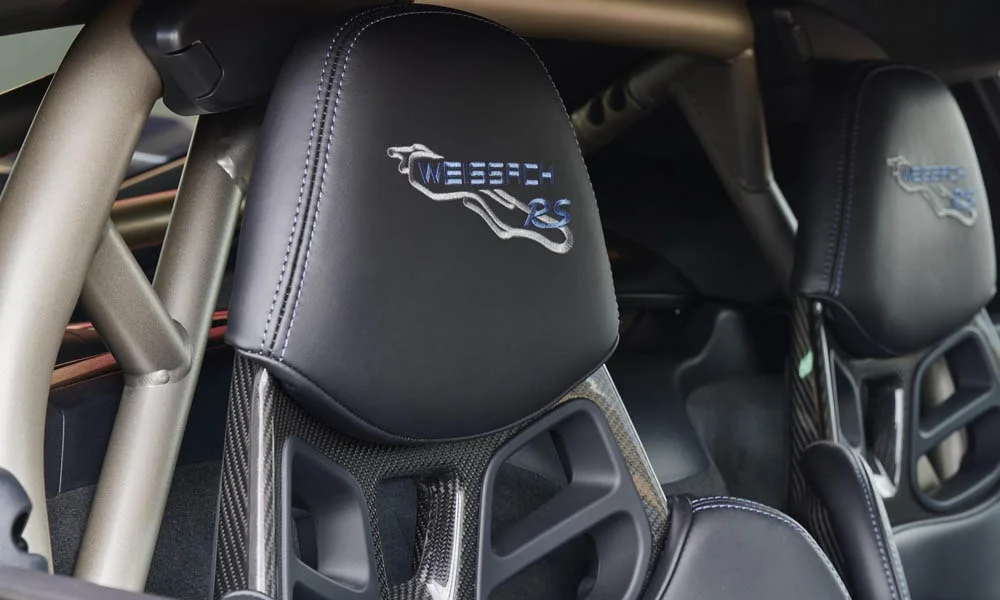 Фото Porsche 718 Cayman GT4 RS (2024) — интерьер, фото 2. Общий план салона: архитектура панели, консоль и кресла. Светлая гамма зрительно расширяет салон, тёмная — практичнее в уходе Porsche 718 Cayman GT4 RS (2024) — интерьер, фото 2