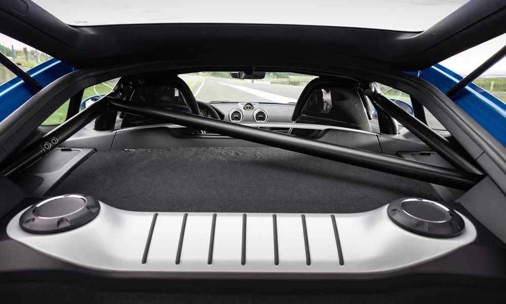 Фото Porsche 718 Cayman GT4 RS (2024) — интерьер, фото 5. Общий план салона: архитектура панели, консоль и кресла Porsche 718 Cayman GT4 RS (2024) — интерьер, фото 5