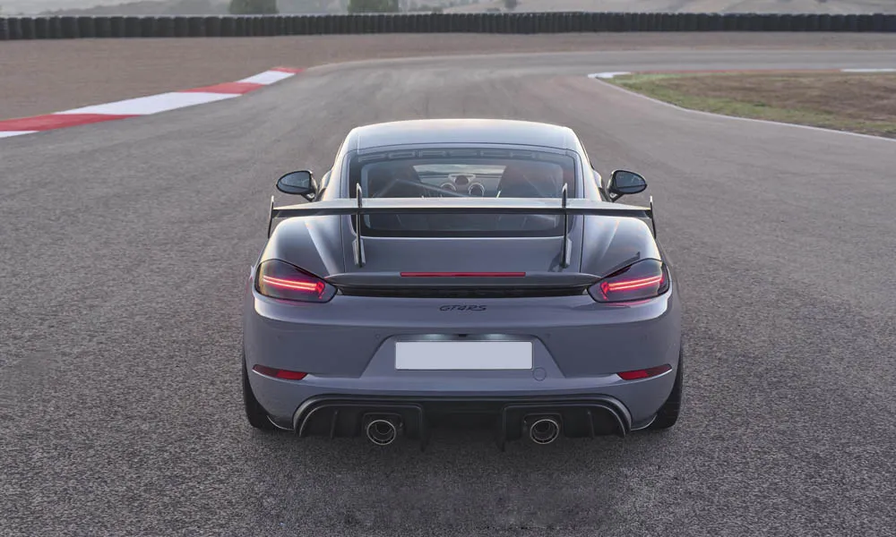 Porsche 718 Cayman GT4 RS (2024) — вид сзади, фото 3