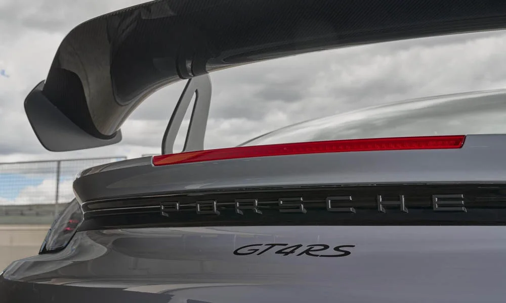 Фото Porsche 718 Cayman GT4 RS (2024) — вид сзади, фото 4. Серый кузов сзади — фонари и бампер определяют ночной образ модели Porsche 718 Cayman GT4 RS (2024) — вид сзади, фото 4