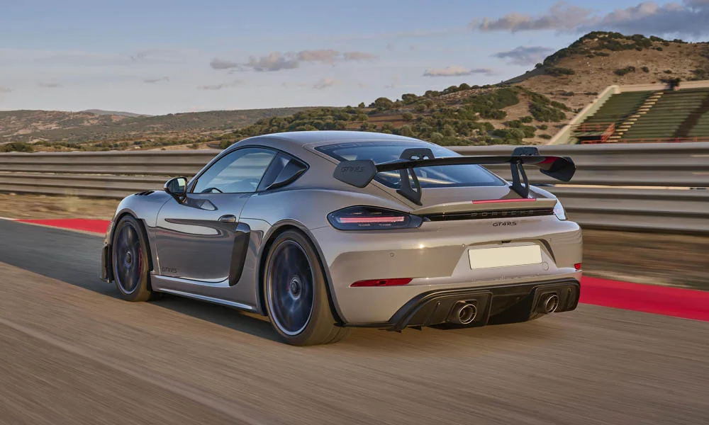 Фото Porsche 718 Cayman GT4 RS (2024) — вид сзади, фото 5. Графика фонарей, бампер и оформление пятой двери. Светодиодная полоса или раздельные секции — задняя оптика стала главным украшением кормы Porsche 718 Cayman GT4 RS (2024) — вид сзади, фото 5