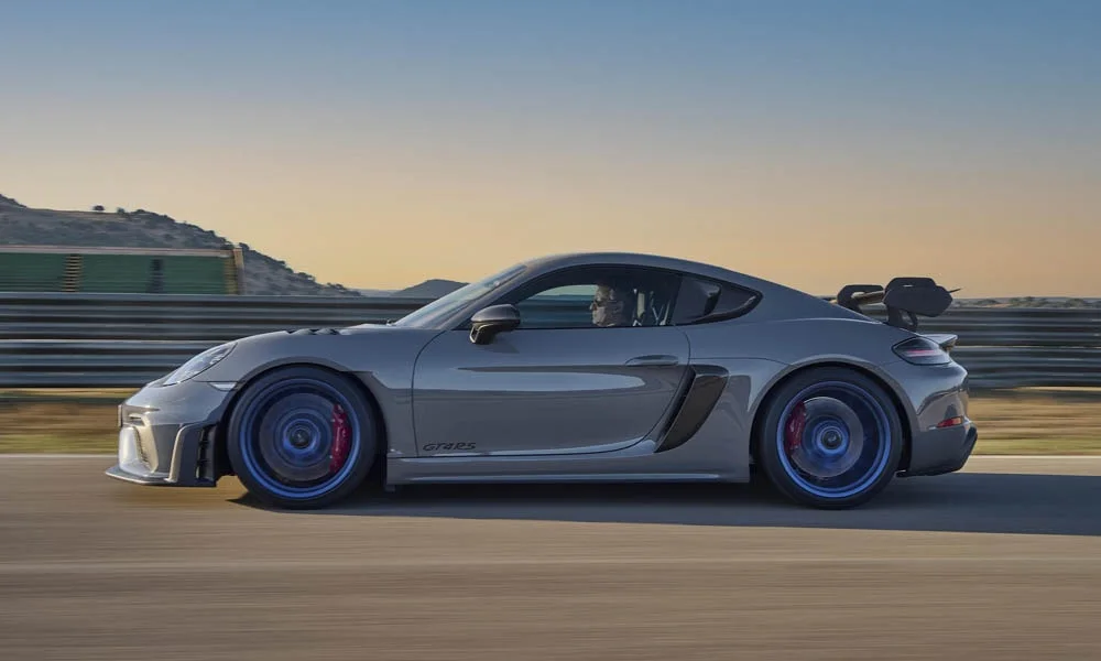Фото Porsche 718 Cayman GT4 RS (2024) — вид сзади, фото 6. Серый кузов сзади — фонари и бампер определяют ночной образ модели. Светодиодная полоса или раздельные секции — задняя оптика стала главным украшением кормы Porsche 718 Cayman GT4 RS (2024) — вид сзади, фото 6