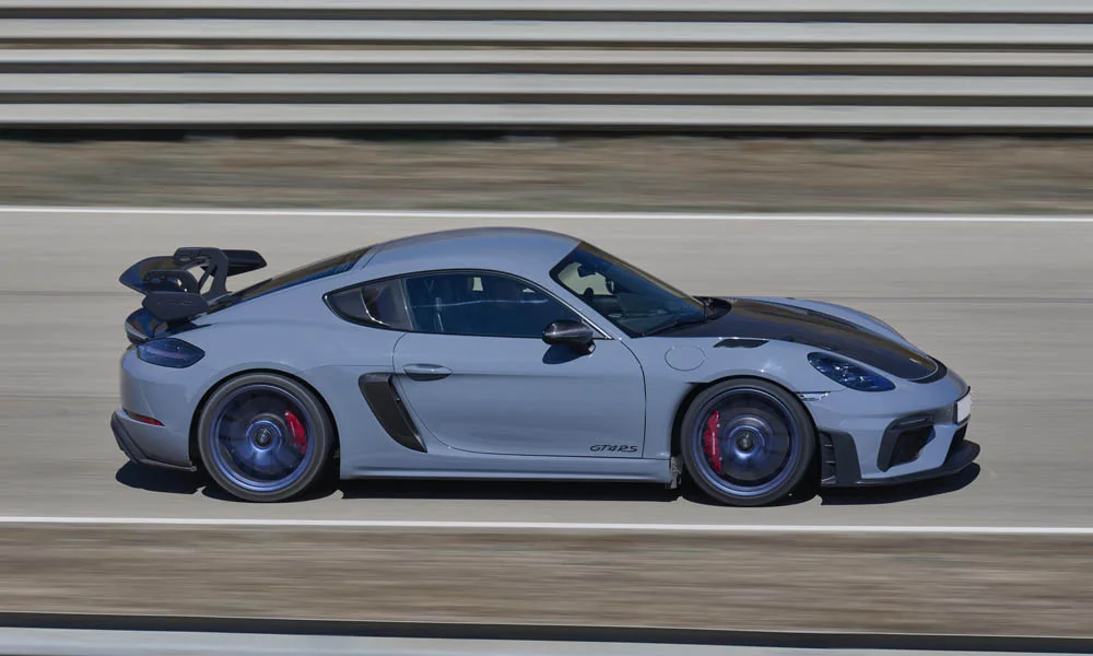 Фото Porsche 718 Cayman GT4 RS (2024) — вид сзади, фото 7. Корма в сером цвете: графика фонарей и пластика пятой двери. Светодиодная полоса или раздельные секции — задняя оптика стала главным украшением кормы Porsche 718 Cayman GT4 RS (2024) — вид сзади, фото 7
