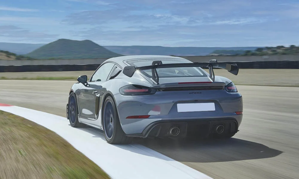 Фото Porsche 718 Cayman GT4 RS (2024) — вид сзади, фото 8. Линия крыши, стойки и задняя дверь в сером исполнении. Светодиодная полоса или раздельные секции — задняя оптика стала главным украшением кормы Porsche 718 Cayman GT4 RS (2024) — вид сзади, фото 8