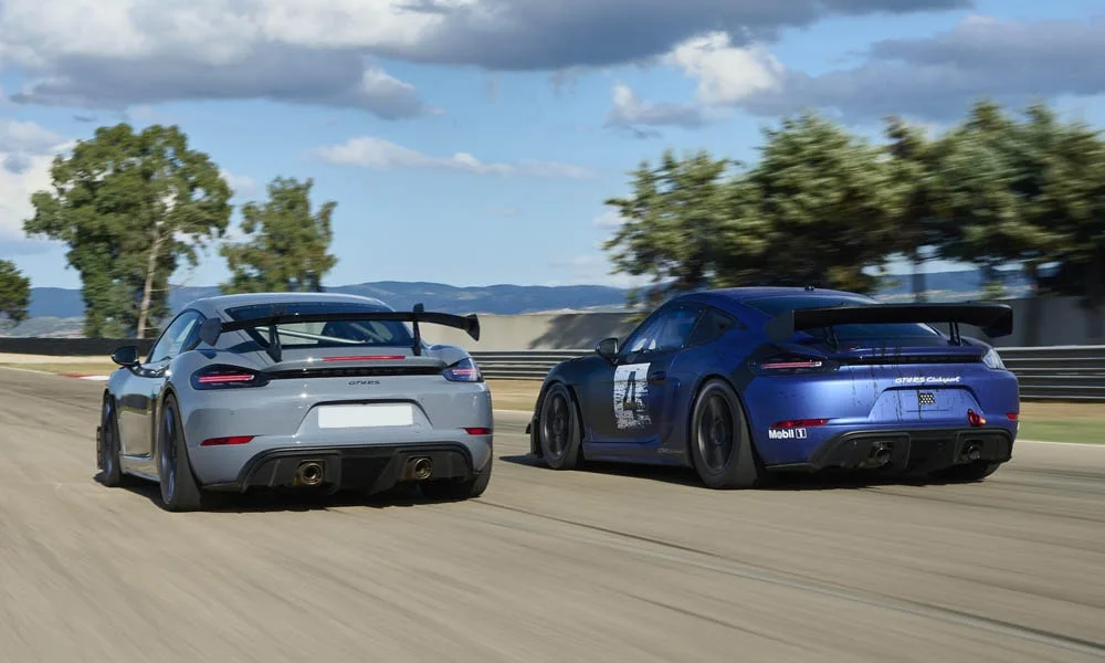 Фото Porsche 718 Cayman GT4 RS (2024) — вид сзади, фото 9. Корма в синем цвете: графика фонарей и пластика пятой двери Porsche 718 Cayman GT4 RS (2024) — вид сзади, фото 9