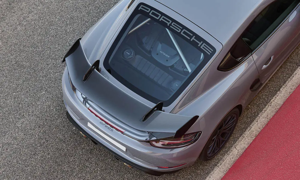Фото Porsche 718 Cayman GT4 RS (2024) — крыша, фото 2. Крыша сверху: остекление, рейлинги и антенна-плавник Porsche 718 Cayman GT4 RS (2024) — крыша, фото 2
