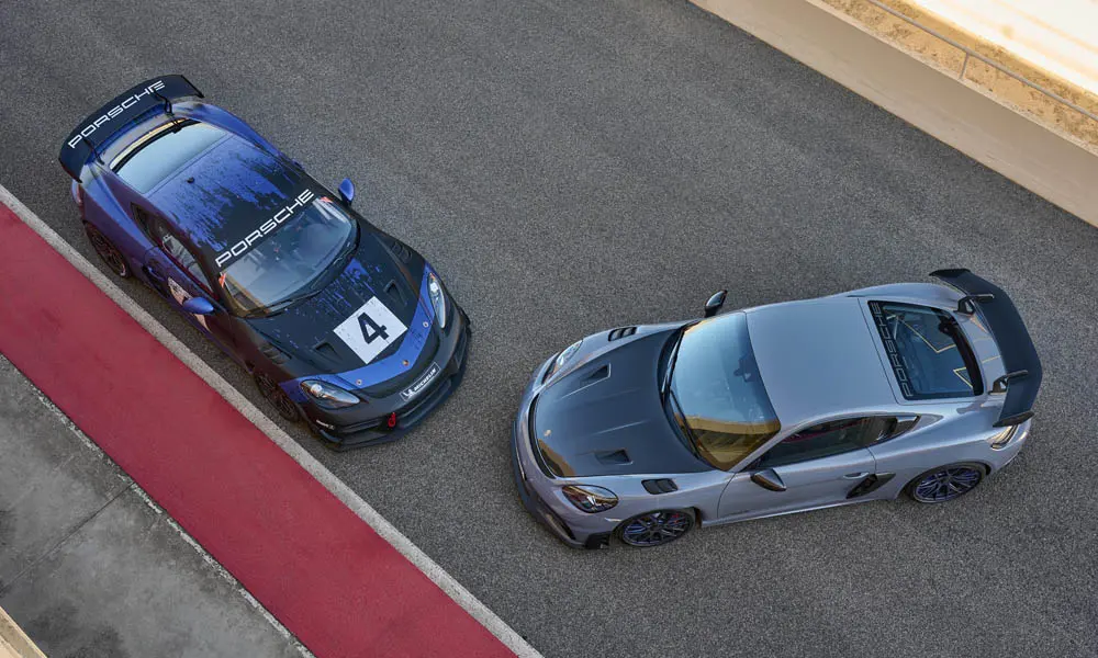Фото Porsche 718 Cayman GT4 RS (2024) — крыша, фото 3. Линия крыши и панорамное остекление с высоты Porsche 718 Cayman GT4 RS (2024) — крыша, фото 3