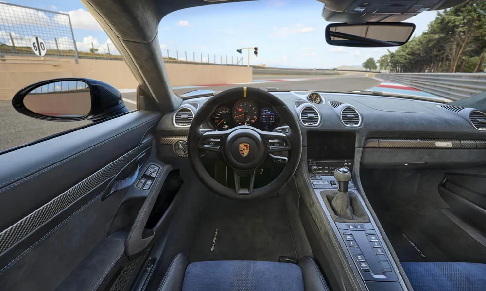 Фото Porsche 718 Cayman GT4 RS (2024) — руль. Обшивка обода и компоновка спиц крупным планом Porsche 718 Cayman GT4 RS (2024) — руль