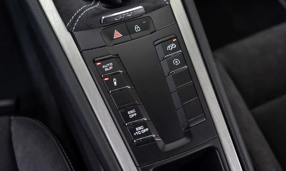 Фото Porsche 718 Cayman GT4 — кнопки управления. Кнопки и переключатели: физическое управление частыми функциями Porsche 718 Cayman GT4 — кнопки управления