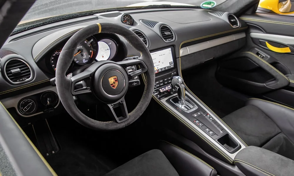 Фото Porsche 718 Cayman GT4 — передняя панель. Компоновка экранов, дефлекторов и консоли Porsche 718 Cayman GT4 — передняя панель