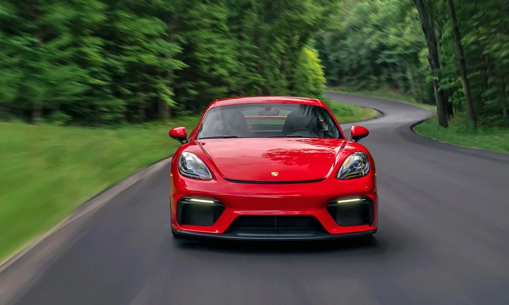 Фото Porsche 718 Cayman GT4 — вид спереди, фото 3. Красный кузов, строгая симметрия оптики — базовый ракурс знакомства с дизайном Porsche 718 Cayman GT4 — вид спереди, фото 3
