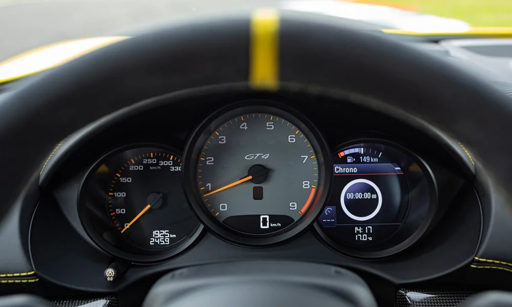 Фото Porsche 718 Cayman GT4 — приборная панель. Скорость, запас хода и подсказки ассистентов перед глазами Porsche 718 Cayman GT4 — приборная панель