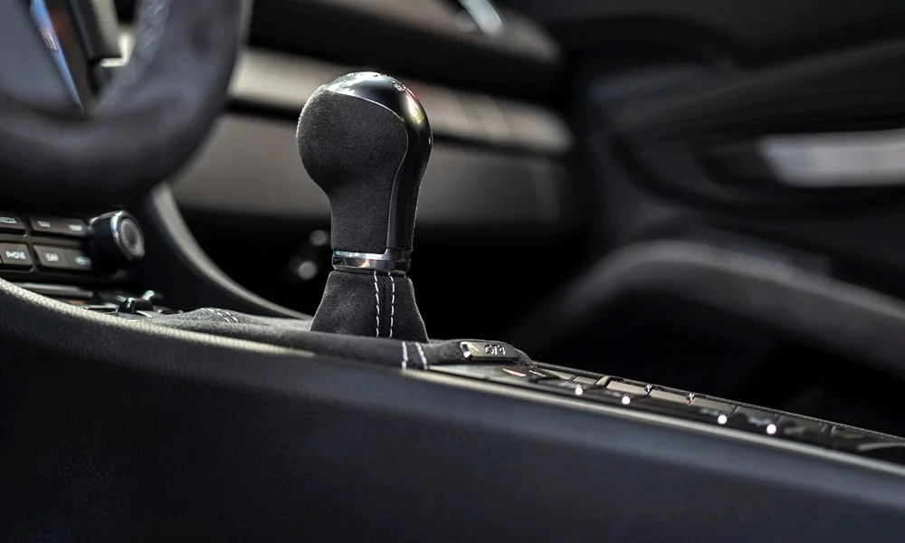 Фото Porsche 718 Cayman GT4 — селектор коробки передач, фото 2. Управление коробкой: компактный селектор освобождает место на тоннеле Porsche 718 Cayman GT4 — селектор коробки передач, фото 2