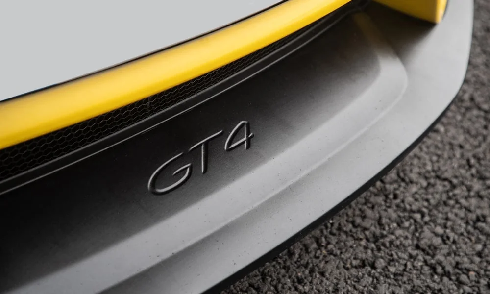 Фото Porsche 718 Cayman GT4 — интерьер, фото 6. Общий план салона: архитектура панели, консоль и кресла Porsche 718 Cayman GT4 — интерьер, фото 6