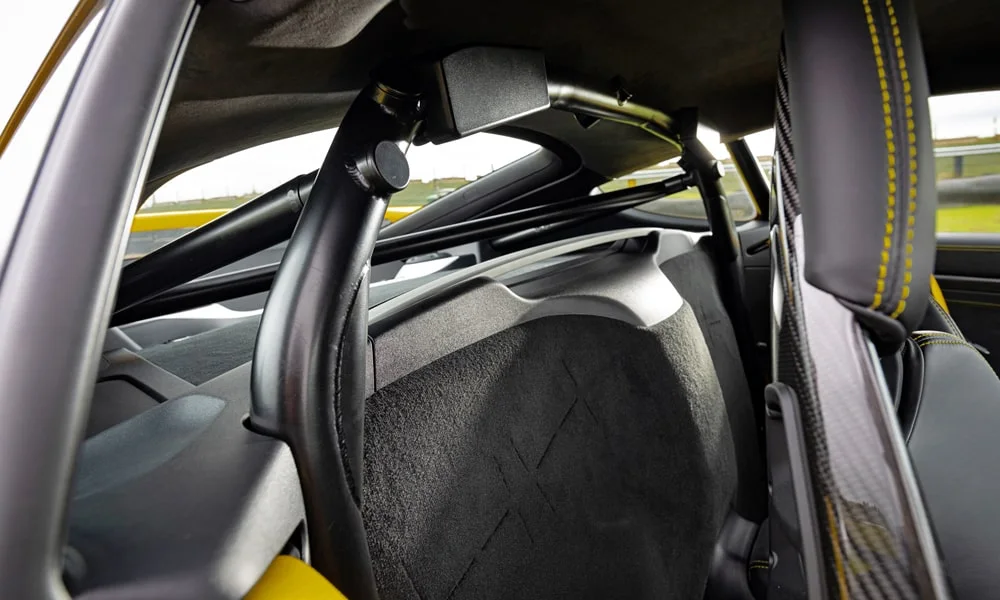 Фото Porsche 718 Cayman GT4 — интерьер, фото 8. Общий план салона: архитектура панели, консоль и кресла. Светлая гамма зрительно расширяет салон, тёмная — практичнее в уходе Porsche 718 Cayman GT4 — интерьер, фото 8