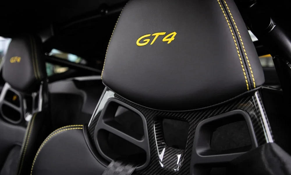 Фото Porsche 718 Cayman GT4 — интерьер, фото 9. Общий план салона: архитектура панели, консоль и кресла. Уровень отделки читается по стыкам панелей и мягким поверхностям в зонах касания Porsche 718 Cayman GT4 — интерьер, фото 9