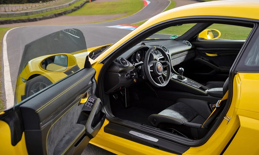 Фото Porsche 718 Cayman GT4 — интерьер, фото 10. Общий план салона: архитектура панели, консоль и кресла Porsche 718 Cayman GT4 — интерьер, фото 10