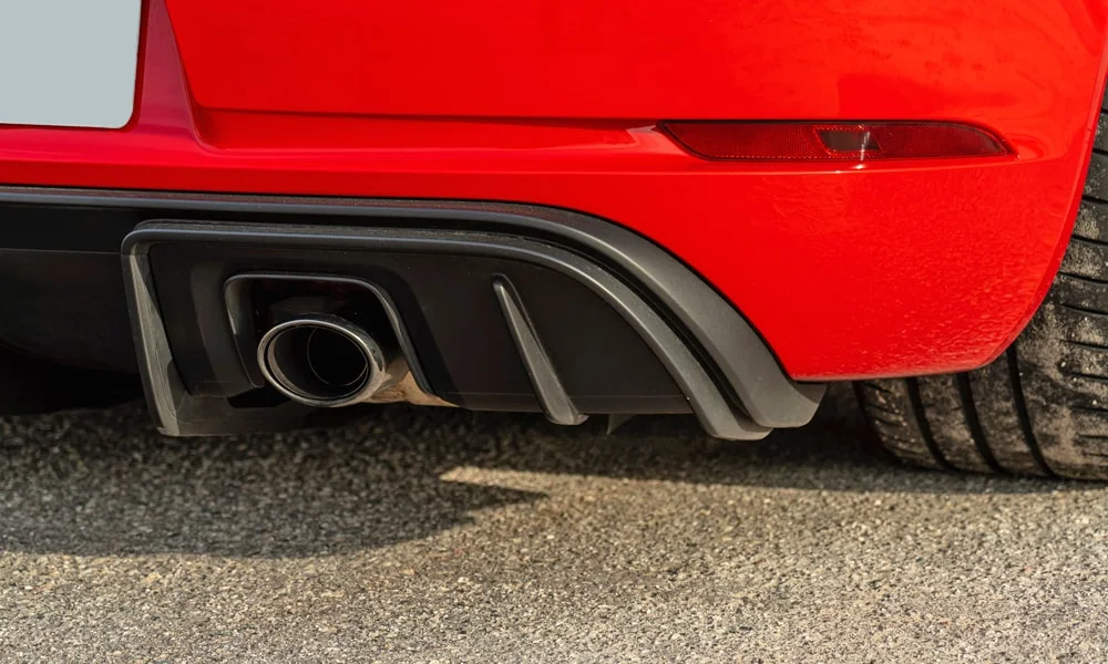 Фото Porsche 718 Cayman GT4 — вид сзади, фото 5. Графика фонарей, бампер и оформление пятой двери. Насадки выхлопа или их имитация внизу бампера различают версии Porsche 718 Cayman GT4 — вид сзади, фото 5