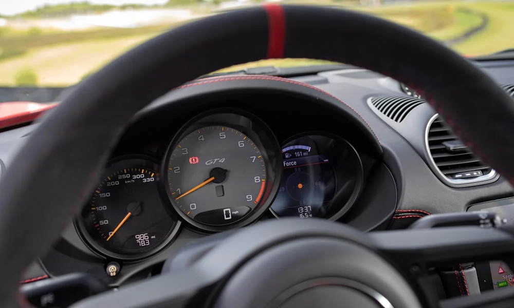 Фото Porsche 718 Cayman GT4 — руль, фото 2. Обшивка обода и компоновка спиц крупным планом Porsche 718 Cayman GT4 — руль, фото 2