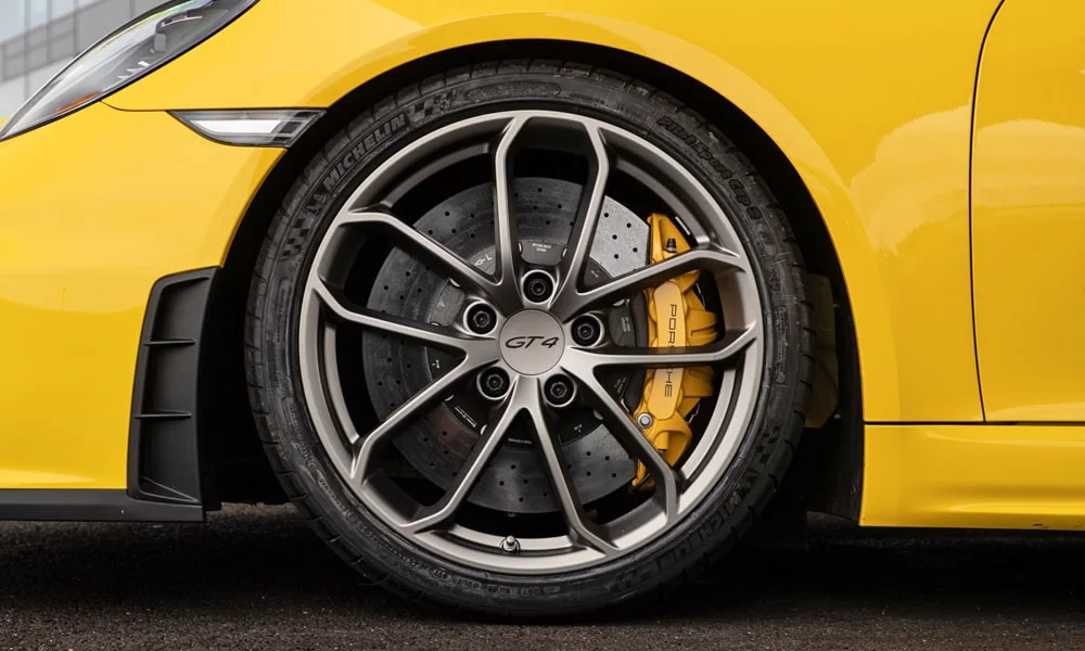 Фото Porsche 718 Cayman GT4 — колесо и диск. Дизайн спиц и профиль резины крупным планом. Индекс скорости и нагрузки читается на боковине шины Porsche 718 Cayman GT4 — колесо и диск