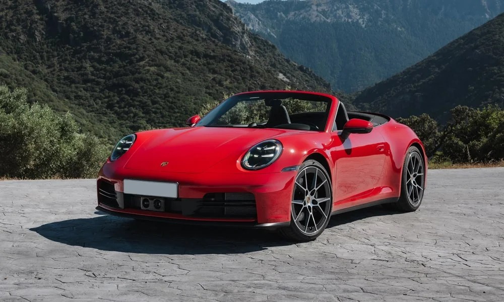 Фото Porsche 911 — вид спереди, фото 21. Анфас: пропорции капота, посадка кузова и графика ходовых огней. Рисунок ходовых огней — подпись модели, по нему её узнают в потоке Porsche 911 — вид спереди, фото 21