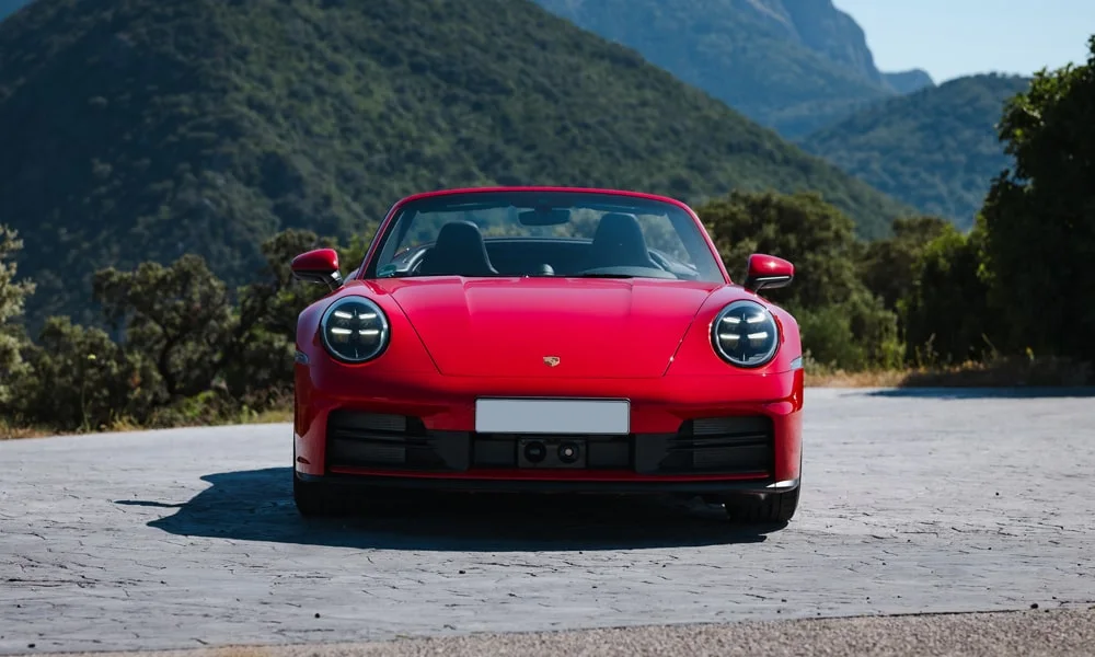Фото Porsche 911 — вид спереди, фото 22. Анфас: пропорции капота, посадка кузова и графика ходовых огней Porsche 911 — вид спереди, фото 22