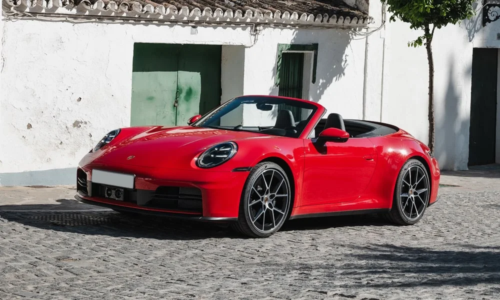 Фото Porsche 911 — вид спереди, фото 23. Передок в красном исполнении — крупная светотехника и выразительный бампер. Рисунок ходовых огней — подпись модели, по нему её узнают в потоке Porsche 911 — вид спереди, фото 23