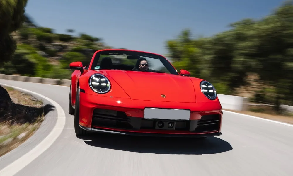 Фото Porsche 911 — вид спереди, фото 24. Оптика, решётка и бампер — первое впечатление о модели. Рисунок ходовых огней — подпись модели, по нему её узнают в потоке Porsche 911 — вид спереди, фото 24