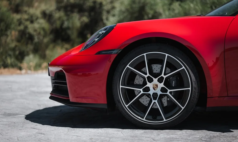 Фото Porsche 911 — вид спереди, фото 26. Анфас: пропорции капота, посадка кузова и графика ходовых огней. Дневные ходовые огни включаются автоматически с запуском Porsche 911 — вид спереди, фото 26