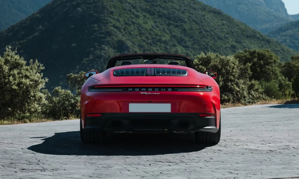 Фото Porsche 911 — вид сзади, фото 13. Графика фонарей, бампер и оформление пятой двери. Насадки выхлопа или их имитация внизу бампера различают версии Porsche 911 — вид сзади, фото 13