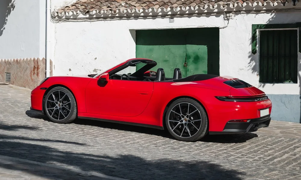 Фото Porsche 911 — вид сзади, фото 14. Графика фонарей, бампер и оформление пятой двери Porsche 911 — вид сзади, фото 14