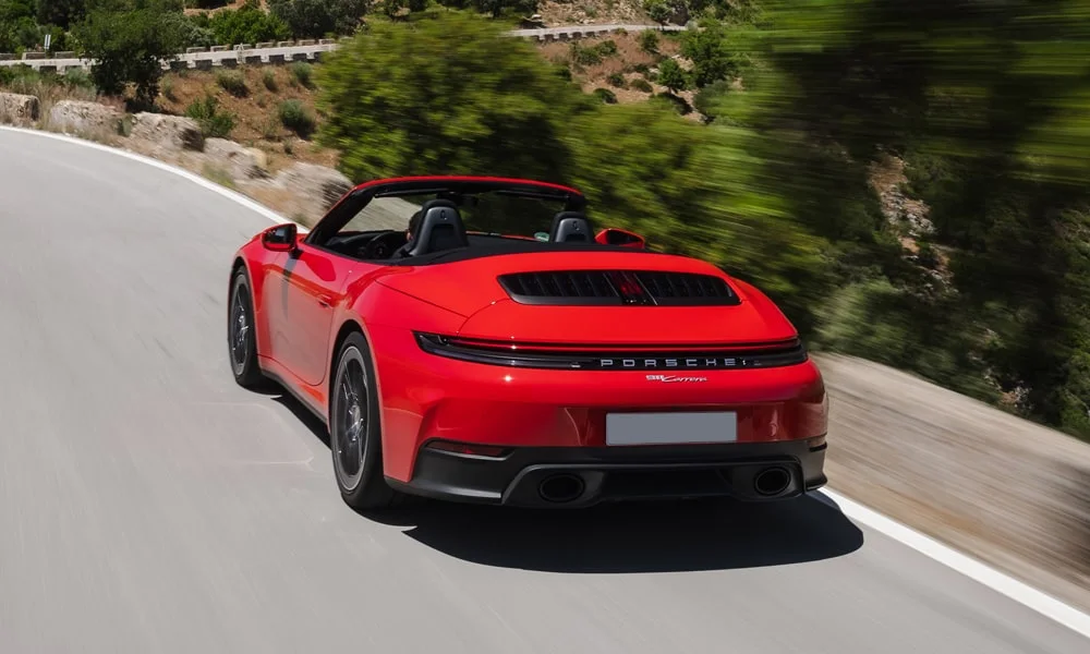 Фото Porsche 911 — вид сзади, фото 15. Графика фонарей, бампер и оформление пятой двери Porsche 911 — вид сзади, фото 15