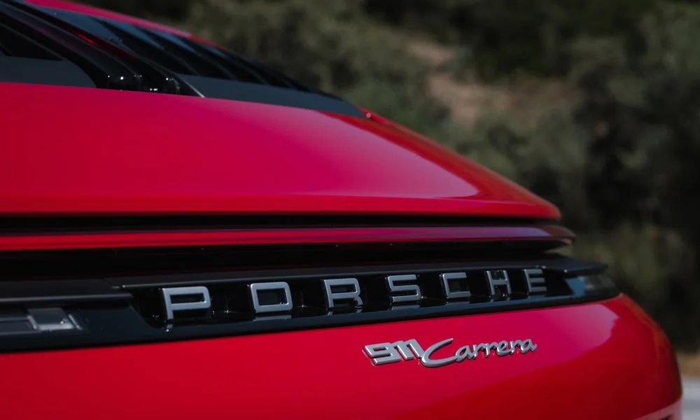 Фото Porsche 911 — вид сзади, фото 17. Графика фонарей, бампер и оформление пятой двери. Насадки выхлопа или их имитация внизу бампера различают версии Porsche 911 — вид сзади, фото 17