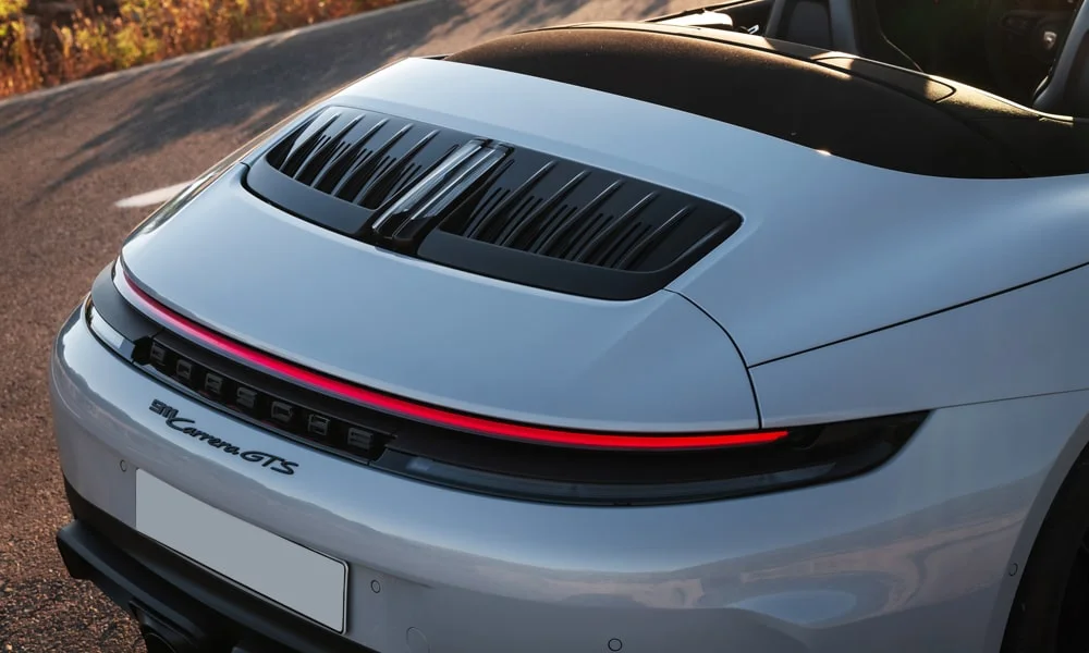 Фото Porsche 911 — крыша, фото 2. Линия крыши и панорамное остекление с высоты. Панорамное стекло зрительно увеличивает салон; шторка спасает в жару Porsche 911 — крыша, фото 2