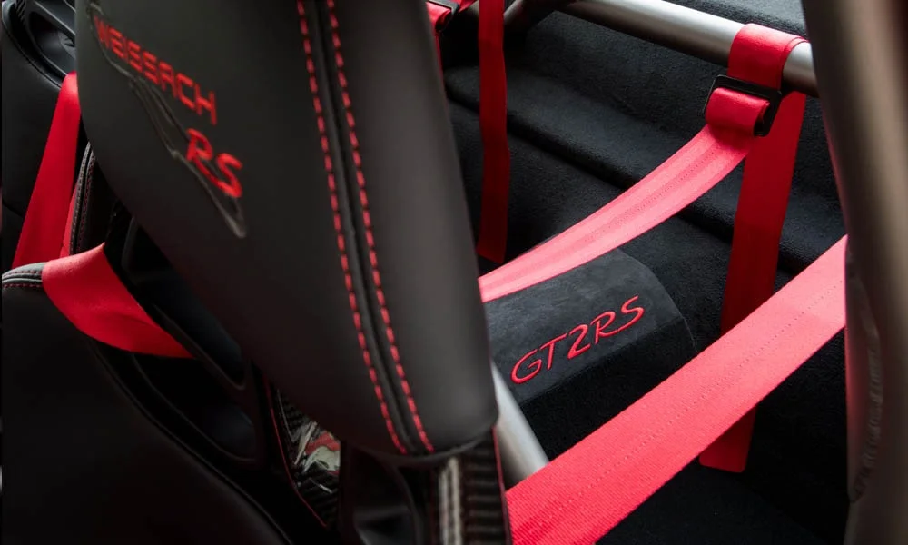 Фото Porsche 911 GT2 RS — дверная карта. Внутренняя панель двери: сочетание материалов и компоновка управления в красно-чёрной гамме Porsche 911 GT2 RS — дверная карта